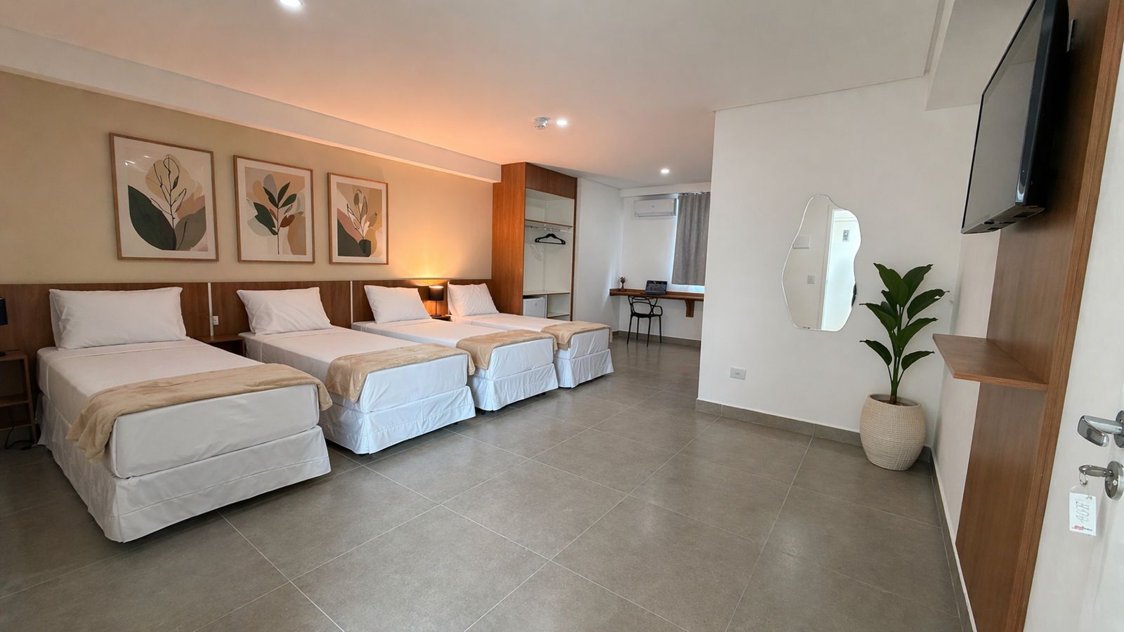 Quarto Quádruplo do Smart Hotel