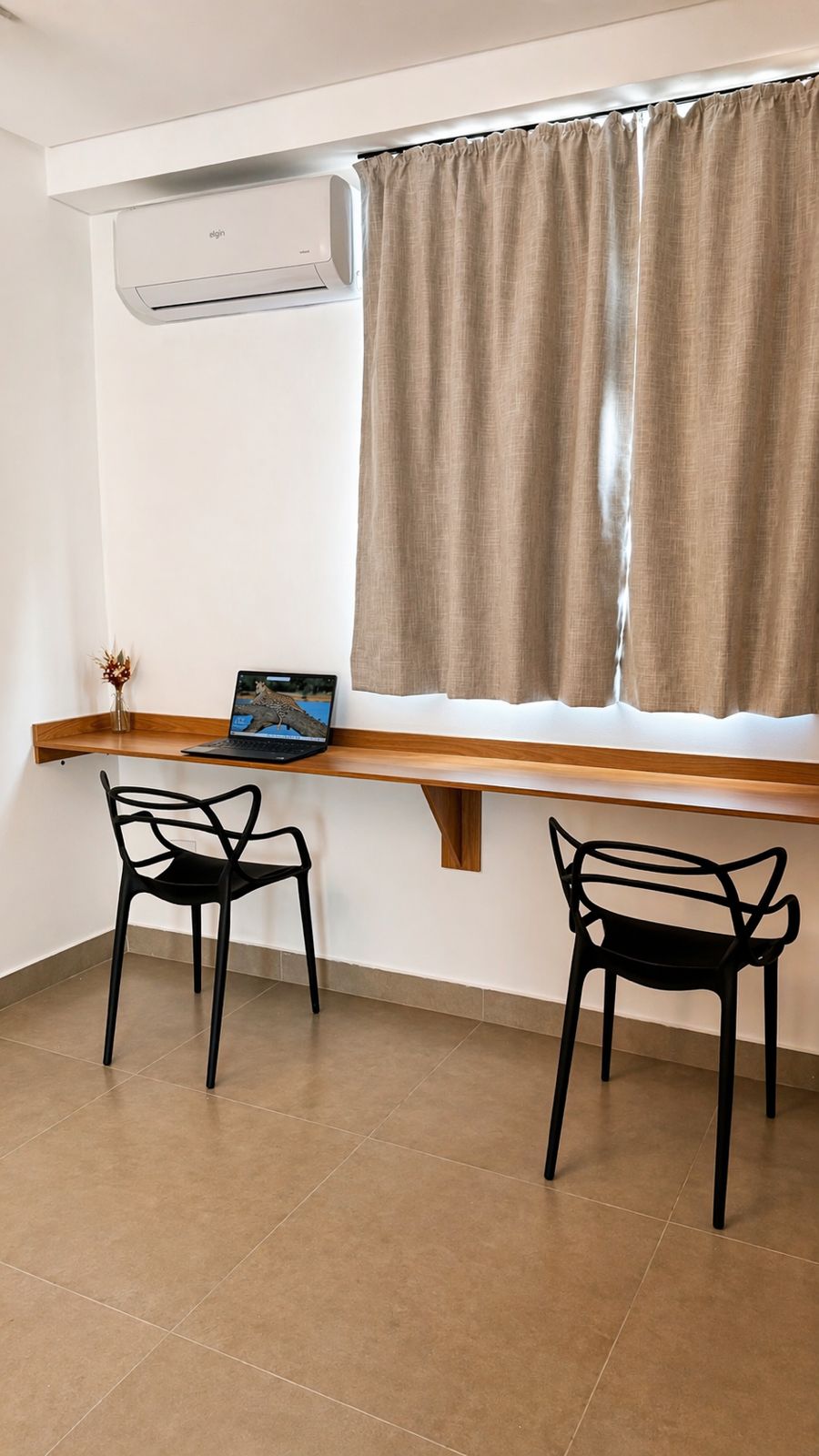 Mesa de trabalho do Quarto Quádruplo do Smart Hotel
